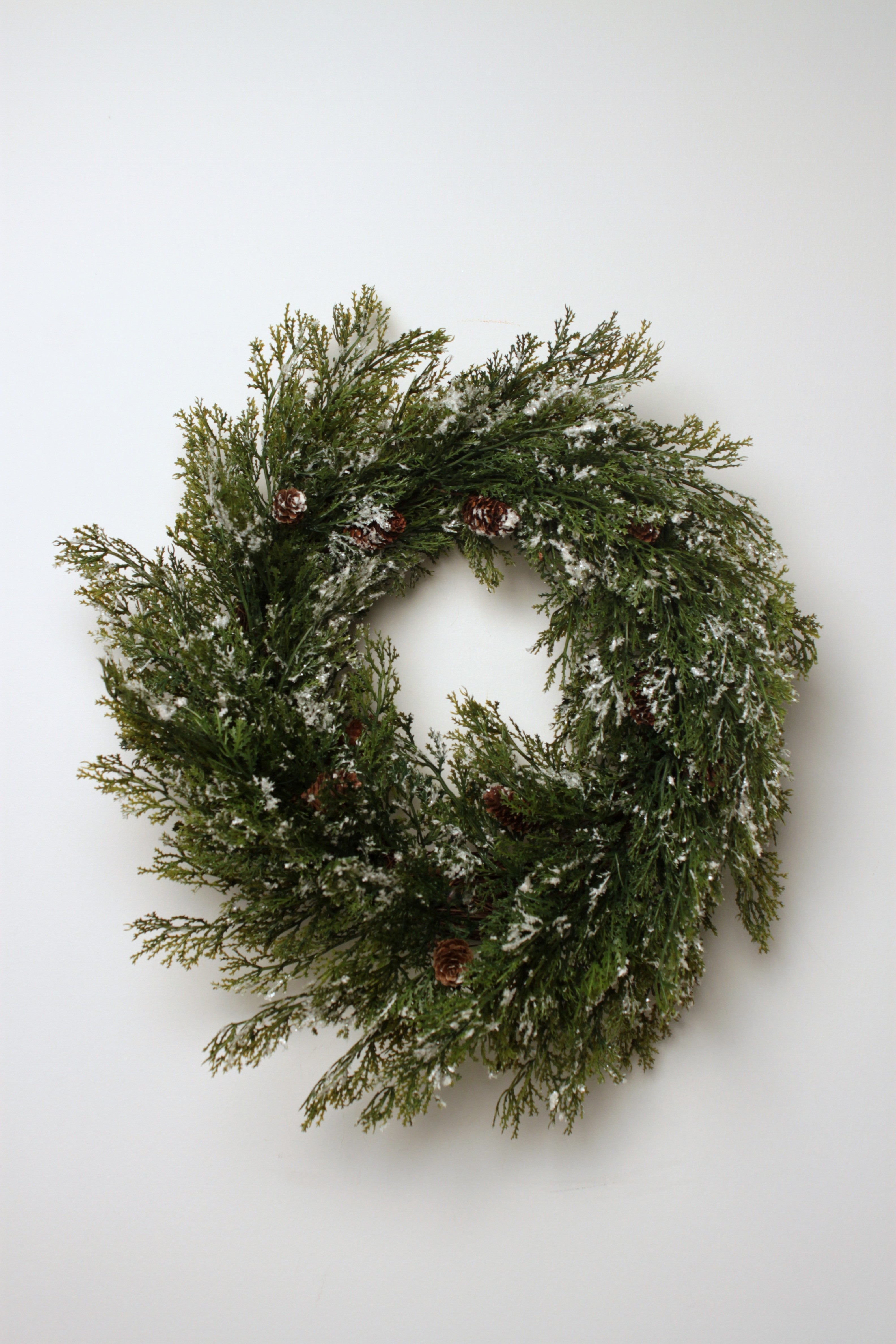 SNOW CEDAR PINICONE WREATH GR 45cm DIAM